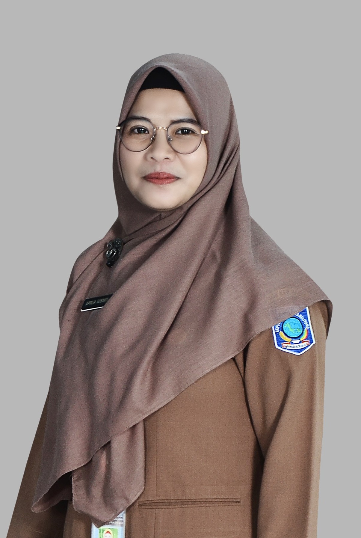 Aprilia Susanti, Apt, MM